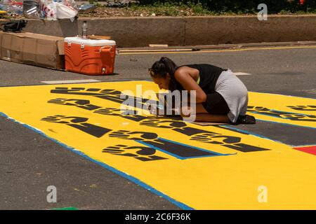 Lokale Künstler malen am Samstag, 4. Juli 2020, ein massives Wandgemälde „Black Lives Matter“ auf dem Adam Clayton Powell Blvd in Harlem in New York. (© Richard B. Levine) Stockfoto