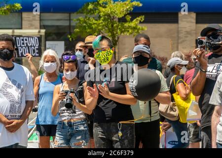 Demonstranten der schwarzen Menschenleben demonstrieren in Harlem in New York gegen den Tod von George Floyd, der am 4. Juli 2020 am Unabhängigkeitstag zu sehen war. (© Richard B. Levine) Stockfoto