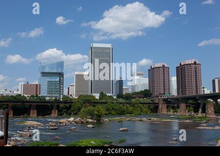 RICHMOND, VIRGINIA - 8. August 2019: Blick auf die Richmond Skyline von der T Tyler Potterfield Memorial Bridge Stockfoto