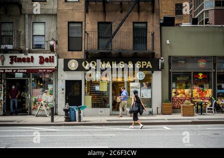 Im Rahmen der Phase-3-Eröffnung in der Stadt, die am Dienstag, den 7. Juli 2020, zu sehen war, wird ein Nagelsalon im New Yorker Stadtteil Chelsea eröffnet. Nagelstudios, Spas, Tätowierungen, Hundeausläufe und andere Geschäfte dürfen mit Einschränkungen geöffnet werden, aber das Essen im Innenbereich in Restaurants wurde ausgeschlossen. (© Richard B. Levine) Stockfoto