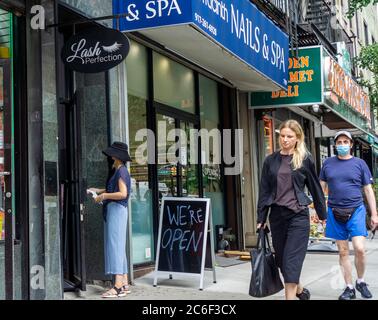 Im Rahmen der Phase-3-Eröffnung in der Stadt, die am Dienstag, den 7. Juli 2020, zu sehen war, wird ein Nagelsalon im New Yorker Stadtteil Chelsea eröffnet. Nagelstudios, Spas, Tätowierungen, Hundeausläufe und andere Geschäfte dürfen mit Einschränkungen geöffnet werden, aber das Essen im Innenbereich in Restaurants wurde ausgeschlossen. (© Richard B. Levine) Stockfoto