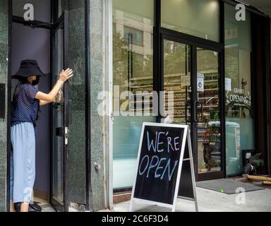 Im Rahmen der Phase-3-Eröffnung in der Stadt, die am Dienstag, den 7. Juli 2020, zu sehen war, wird ein Nagelsalon im New Yorker Stadtteil Chelsea eröffnet. Nagelstudios, Spas, Tätowierungen, Hundeausläufe und andere Geschäfte dürfen mit Einschränkungen geöffnet werden, aber das Essen im Innenbereich in Restaurants wurde ausgeschlossen. (© Richard B. Levine) Stockfoto