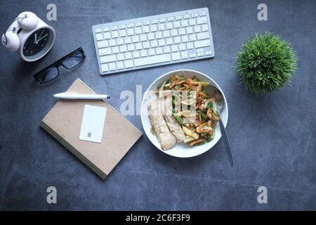 Gesundes Geschäftsessen im Büro, Draufsicht Stockfoto