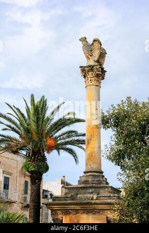 Denkmal für die Gefallenen des Ersten und Zweiten Weltkriegs auf der Piazza Giacomo Matteotti der Stadt Ostuni, Süditalien Stockfoto