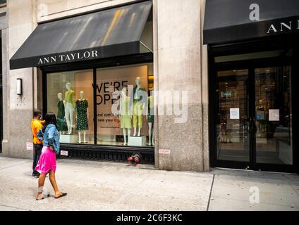 Der Ann Taylor Store auf der Fifth Avenue im Flatiron Viertel von New York am Mittwoch, 8. Juli 2020. Die Ascena Retail Group, Eigentümer von Ann Taylor sowie Lane Bryant und Loft, hat Insolvenzschutz beantragt und bereitet sich auf die Schließung von 1200 Filialen vor. (© Richard B. Levine) Stockfoto