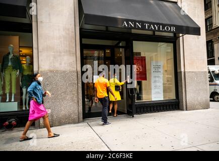 Der Ann Taylor Store auf der Fifth Avenue im Flatiron Viertel von New York am Mittwoch, 8. Juli 2020. Die Ascena Retail Group, Eigentümer von Ann Taylor sowie Lane Bryant und Loft, hat Insolvenzschutz beantragt und bereitet sich auf die Schließung von 1200 Filialen vor. (© Richard B. Levine) Stockfoto