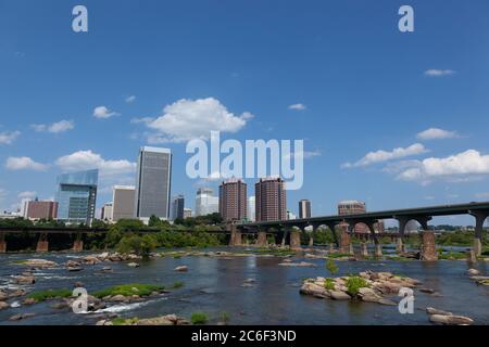 RICHMOND, VIRGINIA - 8. August 2019: Blick auf die Richmond Skyline von der T Tyler Potterfield Memorial Bridge Stockfoto