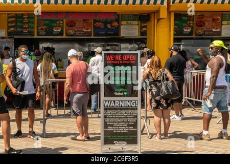 Nathan ist am langen Unabhängigkeitstag am Sonntag, den 5. Juli 2019, auf der Promenade von Coney Island in Brooklyn in New York berühmt. (© Richard B. Levine) Stockfoto