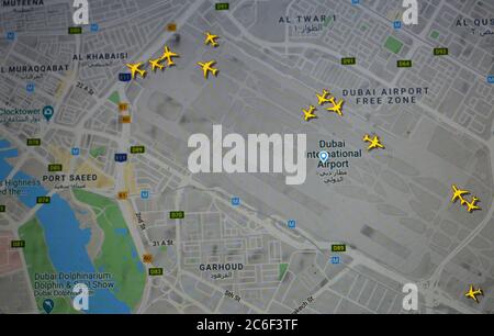 Karte des Flugverkehrs auf Dubai International Airport ( 07 juli 2020, UTC 07.54 ) im Internet mit Flightradar 24 Website von Svenska Resenätverket ab Stockfoto