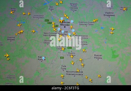 Flugverkehr über Moskau Region, Russland, ( 09 juli 2020, UTC 15.46) im Internet mit Flightradar 24 Website . Pendamperiode des Conoravirus Stockfoto