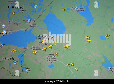 Flugverkehr über Sankt Petersburg, Russland (09. juli 2020, UTC 15.34) im Internet mit Flightradar 24 Website von Svenska Resenätverket ab Stockfoto