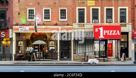 Proletarische Pizza im Wert von 1 Dollar und die hochwertige Pizza Lombardi's treten am Samstag, den 4. Juli 2020, im New Yorker Stadtteil Chelsea gegeneinander an. (© Richard B. Levine) Stockfoto