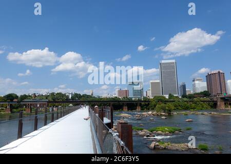 RICHMOND, VIRGINIA - 8. August 2019: Blick auf die Richmond Skyline von der T Tyler Potterfield Memorial Bridge Stockfoto