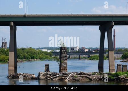 RICHMOND, VIRGINIA - 8. August 2019: Blick auf den Manchester Overpass und den James River in Richmond Stockfoto