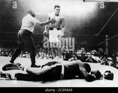 Muhammad Ali schlägt Sonny Liston nieder (1965) Stockfoto