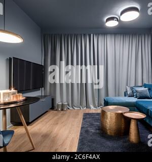 Elegantes und romantisches Wohnzimmer in Blau und Grau mit goldenen Verzierungen Stockfoto
