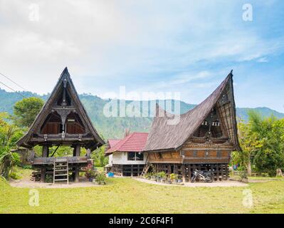 Toba-See, Indonesien - circa februar 2019: Batak traditionelle Häuser in einer Reihe am Dorf Ambarita, Toba-See, Reiseziel in Sumatra, Indonesien Stockfoto