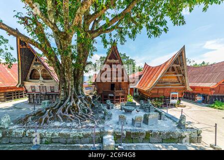 Toba-See, Indonesien - circa februar 2019: Batak traditionelle Häuser in einer Reihe am Dorf Ambarita, Toba-See, Reiseziel in Sumatra, Indonesien Stockfoto