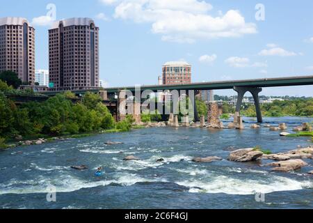 RICHMOND, VIRGINIA - 8. August 2019: Blick auf die Manchester-Überführung und den James River in Richmond Stockfoto