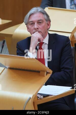 Der schottische Labour-Führer Richard Leonard hört zu, als erster Minister Nicola Sturgeon im schottischen Parlament Holyrood, Edinburgh weitere Änderungen an der schottischen Regierung Covid-19-Sperre ankündigt. Stockfoto