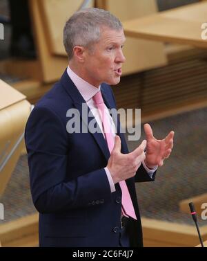 Die schottische Liberaldemokratin Willie Rennie MSP spricht im schottischen Parlament Holyrood, Edinburgh, wo First Minister Nicola Sturgeon weitere Änderungen an der schottischen Regierung Covid-19 Lockdown ankündigt. Stockfoto