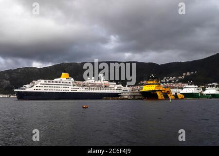 Kreuzfahrtschiff Saga Sapphire, Abfahrt vom Hafen von Bergen, Norwegen. Offshore-Versorgungsschiffe Magne Viking, Havila Jupiter und Havila Venus Stockfoto