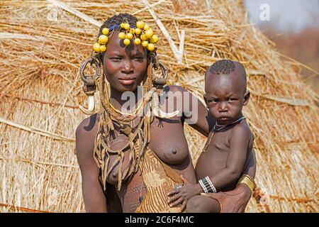 Schwarze Frau mit Kind des Mursi / Mun Stammes im Mago Nationalpark bei Jinka, Debub Omo Zone, Süd-Äthiopien, Afrika Stockfoto