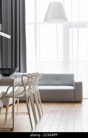 Stilvolles Apartment mit neuen Design Stühle und Sofa grau Stockfoto