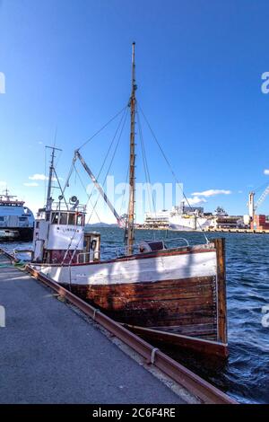 Der alte Garnelenschlepper Linholm (Baujahr 1920) vertäute in der Nähe einer kleinen Werft in Damsgaardsundet im Hafen von Bergen, Norwegen. Stockfoto