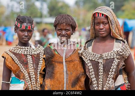 Drei junge schwarze Frauen des Banya-Stammes auf dem Key Afer / Key Afar Markt, Lower Omo Valley, Debub Omo Zone, Süd-Äthiopien, Afrika Stockfoto