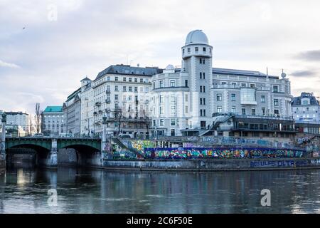 Wien, Österreich - 6. März 2017: Blick auf das Urania Observatorium am Fluss Wien Stockfoto