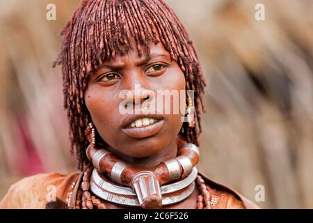 Nahaufnahme von Hamar / Hamer Frau in traditionellem Kragen im Dorf im Omo River Valley, Debub Omo Zone, Süd-Äthiopien, Afrika Stockfoto