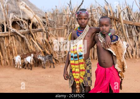 Zwei schwarze Kinder des Stammes Hamar / Hamer in traditioneller Kleidung im Dorf Turmi, Omo River Valley, Debub Omo Zone, Süd-Äthiopien, Afrika Stockfoto