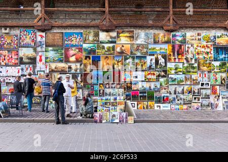 Krakau, Polen - 26. Juli 2017: Street Art Gallery in der Nähe von Florians Tor, wo lokale Künstler ihre Kunstwerke für Touristen während der Reisezeit verkaufen Stockfoto