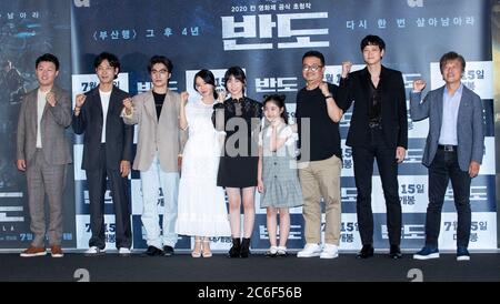 Seoul, Südkorea. Juli 2020. Der südkoreanische Schauspieler Kim Min-jae (L), die Schauspielerin Lee Jung-hyun (4. L) und Lee Re (Mitte), der Regisseur Yeon Sang-ho (3. R), der Schauspieler Gang Dong-won (2. R) und Kwon Hae-hyo (R) nehmen am 9. Juli 2020 an einer Pressekonferenz zum Film Peninsula im CGV Cinema in Seoul, Südkorea Teil. Der Film wird am 15. Juli eröffnet. (Foto: Lee Young-ho/Sipa USA) Quelle: SIPA USA/Alamy Live News Stockfoto