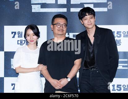 Seoul, Südkorea. Juli 2020. (L bis R) die südkoreanische Schauspielerin Lee Jung-hyun, der Regisseur Yeon Sang-ho und der Schauspieler Gang Dong-won nehmen am 9. Juli 2020 an einer Pressekonferenz für den Film Peninsula im CGV Cinema in Seoul, Südkorea, Teil. Der Film wird am 15. Juli eröffnet. (Foto: Lee Young-ho/Sipa USA) Quelle: SIPA USA/Alamy Live News Stockfoto