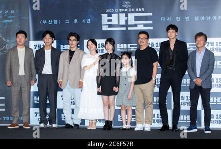 Seoul, Südkorea. Juli 2020. Der südkoreanische Schauspieler Kim Min-jae (L), die Schauspielerin Lee Jung-hyun (4. L) und Lee Re (Mitte), der Regisseur Yeon Sang-ho (3. R), der Schauspieler Gang Dong-won (2. R) und Kwon Hae-hyo (R) nehmen am 9. Juli 2020 an einer Pressekonferenz zum Film Peninsula im CGV Cinema in Seoul, Südkorea Teil. Der Film wird am 15. Juli eröffnet. (Foto: Lee Young-ho/Sipa USA) Quelle: SIPA USA/Alamy Live News Stockfoto