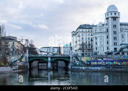 Wien, Österreich - 6. März 2017: Blick auf das Urania Observatorium am Fluss Wien Stockfoto