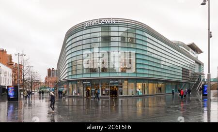 Liverpool, Großbritannien John Lewis & Partners Marke Kaufhaus Fassade. Großbritannien General Merchandise Shop Eingang mit Firmenlogo, befindet sich in Liverpool ONE Shopping Complex. Stockfoto