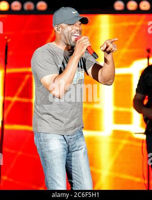 Darius Rucker tritt im Cruzan Amphitheater in West Palm Beach, Florida auf und eröffnet die Show für Lady Antebellum. Stockfoto