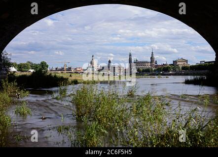 09. Juli 2020, Sachsen, Dresden: Blick durch einen Bogen der Marienbrücke auf die historische Altstadtkulisse an der Elbe mit der Frauenkirche (l-r), dem Ständehaus, der Hofkirche, dem Rathaus, dem Hausmannsturm, der Kreuzkirche, dem Residenzschloss und der Semperoper. (Aufnahme mit Langzeitbelichtung) Foto: Robert Michael/dpa-Zentralbild/ZB Stockfoto