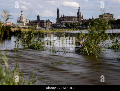 09. Juli 2020, Sachsen, Dresden: Blick auf die historische Altstadtlandschaft an der Elbe mit der Frauenkirche (l-r), dem Ständehaus, der Hofkirche, dem Rathaus, dem Hausmannsturm, der Kreuzkirche, dem Residenzschloss und der Semperoper. (Aufnahme mit Langzeitbelichtung). Foto: Robert Michael/dpa-Zentralbild/ZB Stockfoto