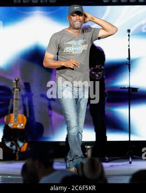 Darius Rucker tritt im Cruzan Amphitheater in West Palm Beach, Florida auf und eröffnet die Show für Lady Antebellum. Stockfoto