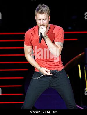 Charles Kelley von Lady Antebellum tritt mit den Bandmitgliedern Hillary Scott und Gitarrist Dave Haywood im Cruzan Amphitheatre in West Palm Beach, FL auf Stockfoto