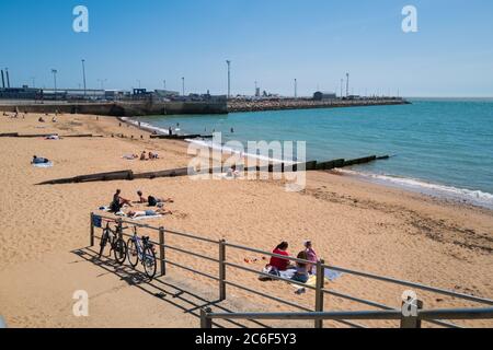 Ramsgate, UK - Mai 19 2020 Touristen und Einheimische genießen die Western Undercliff, oder manchmal auch als, der künstliche Strand an einem sonnigen Juni Tag. Es ist situ Stockfoto