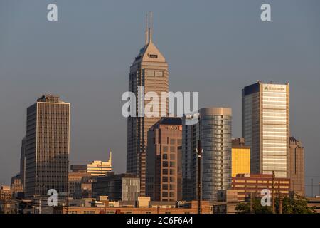 Indianapolis - circa Juli 2020: Sonnenaufgang über der Skyline von Indy, einschließlich der Türme Salesforce, BMO und Regions Bank. Indianapolis ist die Heimat Stockfoto