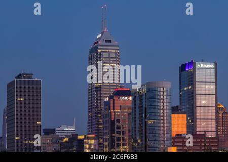 Indianapolis - circa Juli 2020: Sonnenaufgang über der Skyline von Indy, einschließlich der Türme Salesforce, BMO und Regions Bank. Indianapolis ist die Heimat Stockfoto