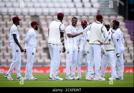 Shannon Gabriel von West Indies (Mitte) feiert mit seinen Teamkollegen, nachdem er am zweiten Tag der Test Series im Ageas Bowl in Southampton das Wicket der englischen Rory Burns genommen hat. Stockfoto