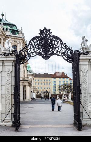 Wien, Österreich - 6. März 2017: Blick auf ein Tor im Garten des Oberen Belvedere, Wien, Österreich Stockfoto