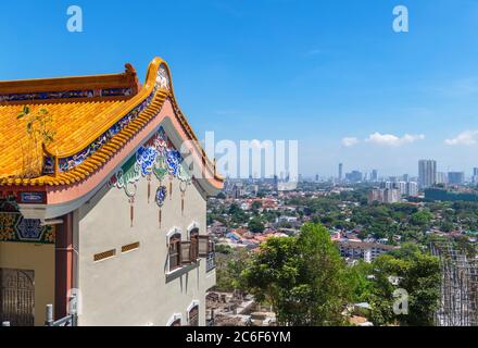 Blick über die Skyline von George Town vom Kek Lok Si Tempel, einem buddhistischen Tempel in Air ITAM, Penang, Malaysia Stockfoto